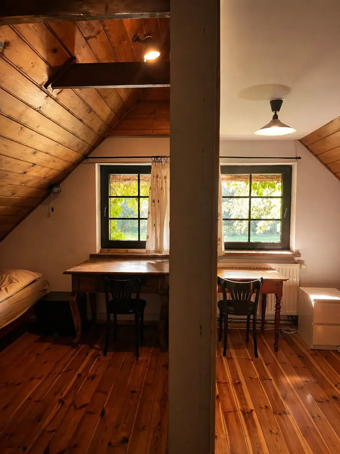 Habitación triple con sofá verde