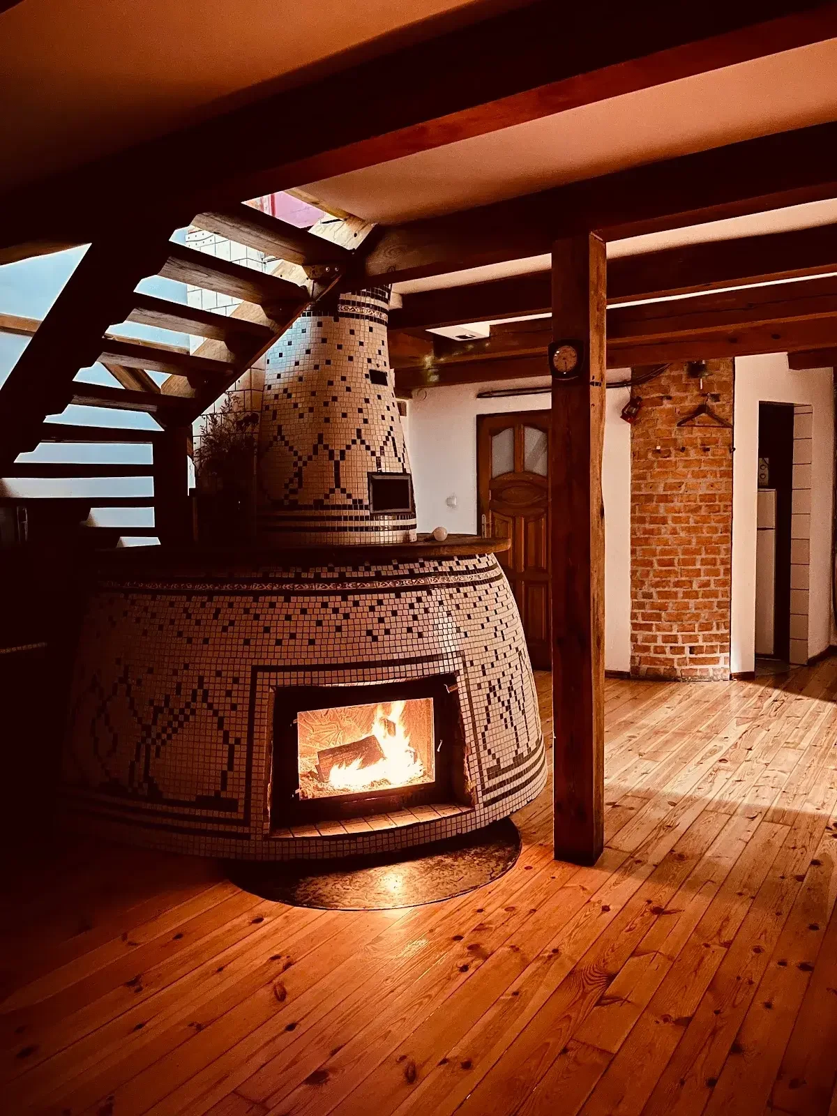 Sala con estufa blanca
