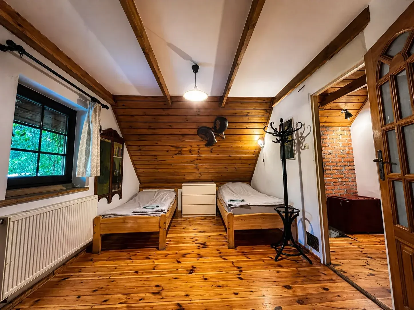 Habitación con dos escritorios junto a la ventana